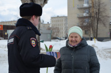 В Ирбите сотрудники полиции в рамках ежегодной акции «8 Марта – В каждый Дом» поздравили женщин с наступающим праздником – Международным женским днем