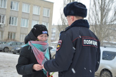 В Ирбите сотрудники полиции в рамках ежегодной акции «8 Марта – В каждый Дом» поздравили женщин с наступающим праздником – Международным женским днем