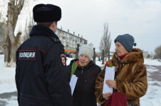 В Ирбите сотрудники полиции в рамках ежегодной акции «8 Марта – В каждый Дом» поздравили женщин с наступающим праздником – Международным женским днем