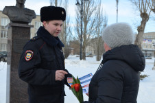В Ирбите сотрудники полиции в рамках ежегодной акции «8 Марта – В каждый Дом» поздравили женщин с наступающим праздником – Международным женским днем
