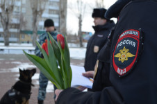 В Ирбите сотрудники полиции в рамках ежегодной акции «8 Марта – В каждый Дом» поздравили женщин с наступающим праздником – Международным женским днем