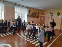 Сотрудники Госавтоинспекции Ирбита проводят занятия с школьниками на учебно-тренировочных перекрестках