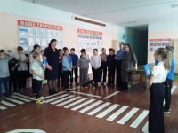 Сотрудники Госавтоинспекции Ирбита проводят занятия с школьниками на учебно-тренировочных перекрестках