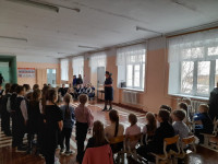 Сотрудники Госавтоинспекции Ирбита проводят занятия с школьниками на учебно-тренировочных перекрестках