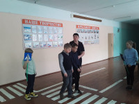 Сотрудники Госавтоинспекции Ирбита проводят занятия с школьниками на учебно-тренировочных перекрестках