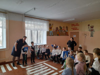 Сотрудники Госавтоинспекции Ирбита проводят занятия с школьниками на учебно-тренировочных перекрестках