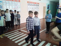 Сотрудники Госавтоинспекции Ирбита проводят занятия с школьниками на учебно-тренировочных перекрестках