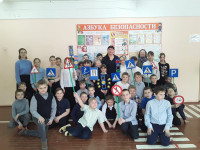 Сотрудники Госавтоинспекции Ирбита проводят занятия с школьниками на учебно-тренировочных перекрестках