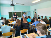 Сотрудники Госавтоинспекции проводят занятия с школьниками перед весенними каникулами