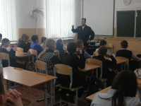 Сотрудники Госавтоинспекции проводят занятия с школьниками перед весенними каникулами