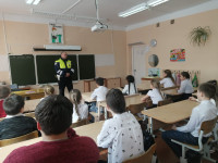 Сотрудники Госавтоинспекции проводят занятия с школьниками перед весенними каникулами