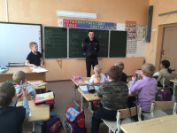 Сотрудники Госавтоинспекции проводят занятия с школьниками перед весенними каникулами