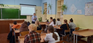 Сотрудники Госавтоинспекции проводят занятия с школьниками перед весенними каникулами