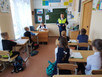 Сотрудники Госавтоинспекции проводят занятия с школьниками перед весенними каникулами