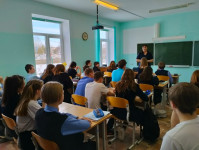 Сотрудники Госавтоинспекции проводят занятия с школьниками перед весенними каникулами