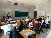 Сотрудники Госавтоинспекции проводят занятия с школьниками перед весенними каникулами