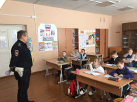 Сотрудники Госавтоинспекции проводят занятия с школьниками перед весенними каникулами