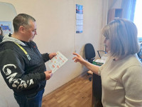 Сотрудники отдела по вопросам миграции ОВД Ирбита проводят информирование граждан о мошеннических схемах и способах защиты от них