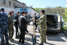 Сотрудники СИЗО-2 провели субботник на прилегающей территории