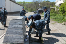 Сотрудники СИЗО-2 провели субботник на прилегающей территории