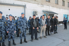 Сотрудники СИЗО-2 провели субботник на прилегающей территории