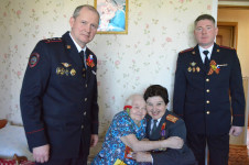 Ирбитские полицейские поздравили ветеранов МВД, прошедших годы войны, с Днём Победы