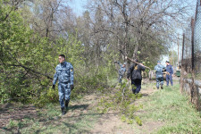 Сотрудники СИЗО-2 провели субботник на прилегающей территории
