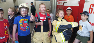 И вновь дети в гостях у пожарных