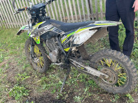 В Ирбитском районе пьяный мотоциклист въехал в опору ЛЭП