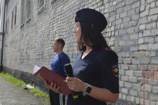 Сотрудники полиции Ирбита провели акцию «Зарядка со стражем порядка-2023»