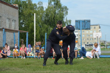 Сотрудники полиции Ирбита провели акцию «Зарядка со стражем порядка-2023»