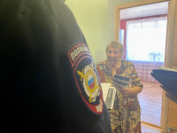 Полиция Ирбита проводит профилактические беседы с гражданами по теме мошенничества