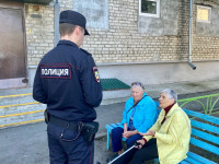 Полиция Ирбита проводит профилактические беседы с гражданами по теме мошенничества