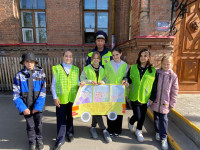 Сотрудники Госавтоинспекции проводят профилактические акции «Шагающий автобус»