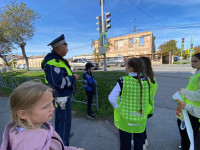 Сотрудники Госавтоинспекции проводят профилактические акции «Шагающий автобус»