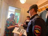 Полиция Ирбита проводит профилактические беседы с гражданами по теме мошенничества