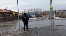 Сотрудники Госавтоинспекции проверяют соблюдение правил перехода проезжей части дороги и проезда пешеходных переходов