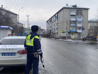 Сотрудники Госавтоинспекции проверяют соблюдение правил перехода проезжей части дороги и проезда пешеходных переходов