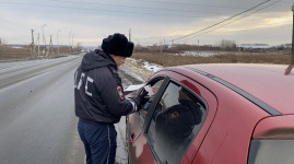 Сотрудники Госавтоинспекции проверяют соблюдение правил перехода проезжей части дороги и проезда пешеходных переходов