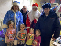 Ирбитские полицейские и члены Общественного совета при МО МВД России «Ирбитский» принимают участие в акции «Полицейский Дед Мороз 2024»