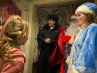 Ирбитские полицейские и члены Общественного совета при МО МВД России «Ирбитский» принимают участие в акции «Полицейский Дед Мороз 2024»