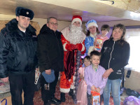 Ирбитские полицейские и члены Общественного совета при МО МВД России «Ирбитский» принимают участие в акции «Полицейский Дед Мороз 2024»