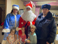 Ирбитские полицейские и члены Общественного совета при МО МВД России «Ирбитский» принимают участие в акции «Полицейский Дед Мороз 2024»