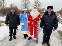 Ирбитские полицейские и члены Общественного совета при МО МВД России «Ирбитский» принимают участие в акции «Полицейский Дед Мороз 2024»
