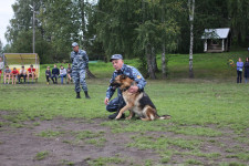 Ирбитские кинологи СИЗО-2 выступили в детском лагере "Салют"