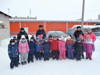 Патрульный автомобиль ДПС в детском саду