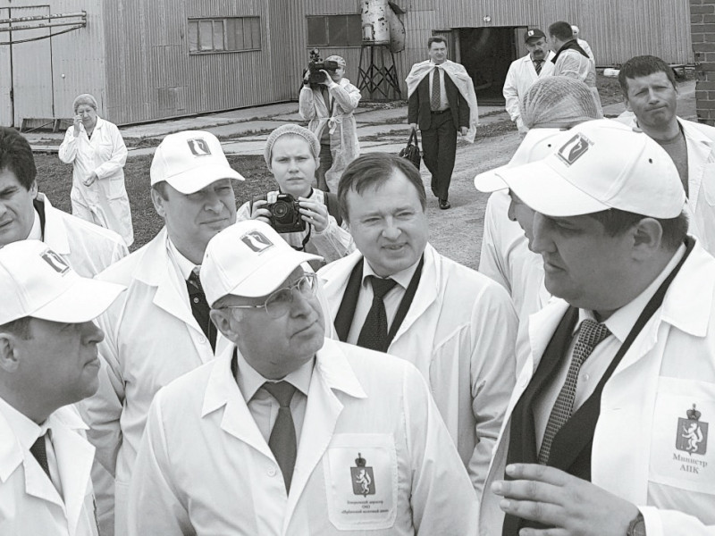 Евгений Куйвашев, Сергей Суетин – директор Ирбитского молочного завода и Дмитрий Дегтярёв - министр агропромышленного комплекса и продовольствия Свердловской области обсуждают строительство производства по переработке молока в п. Байкалово.