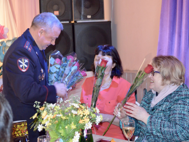 Межмуниципальный отдел МВД России "Ирбитский" поздравил женщин-сотрудниц и ветеранов МВД с 8 марта