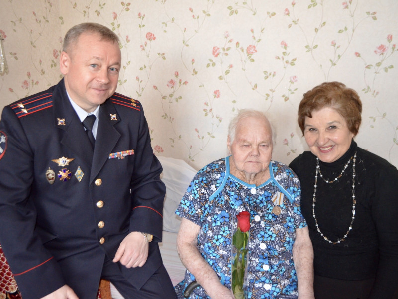Полицейские Ирбита поздравили ветеранов Министерства внутренних дел с наступающим 8 марта