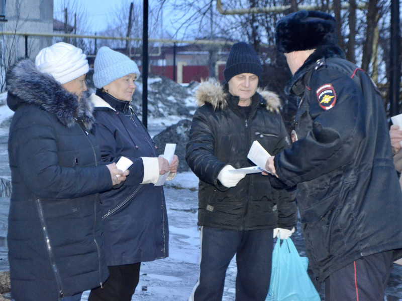 В Ирбите полицейские продолжают вести профилактические беседы с населением в целях предупреждения фактов мошенничества